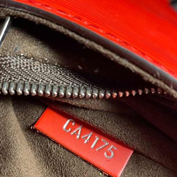 Louis Vuitton Cluny EPI MM bag - Picture 6 of 11